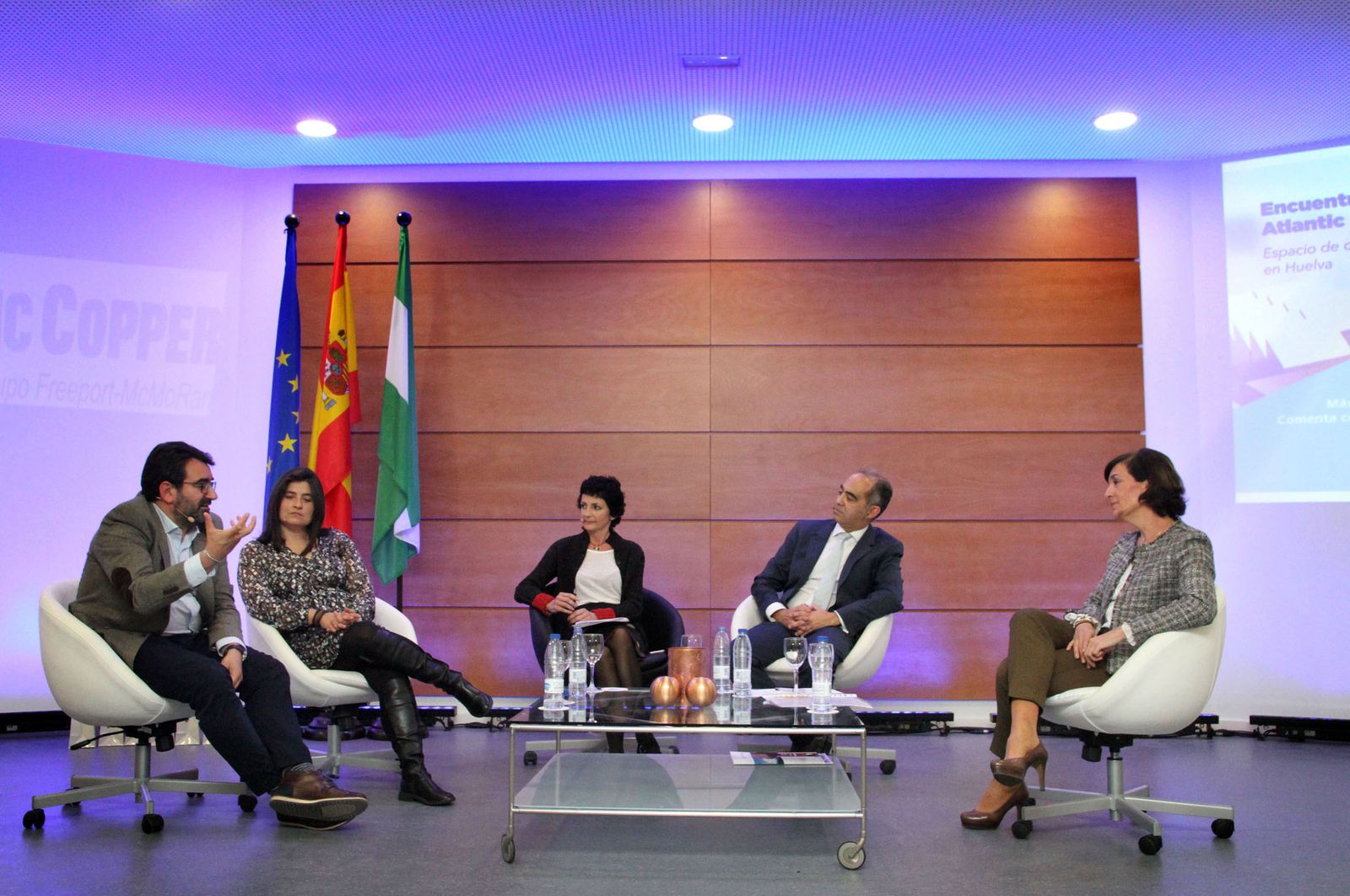 Ana Vives -centro- junto a los participantes en el encuentro.