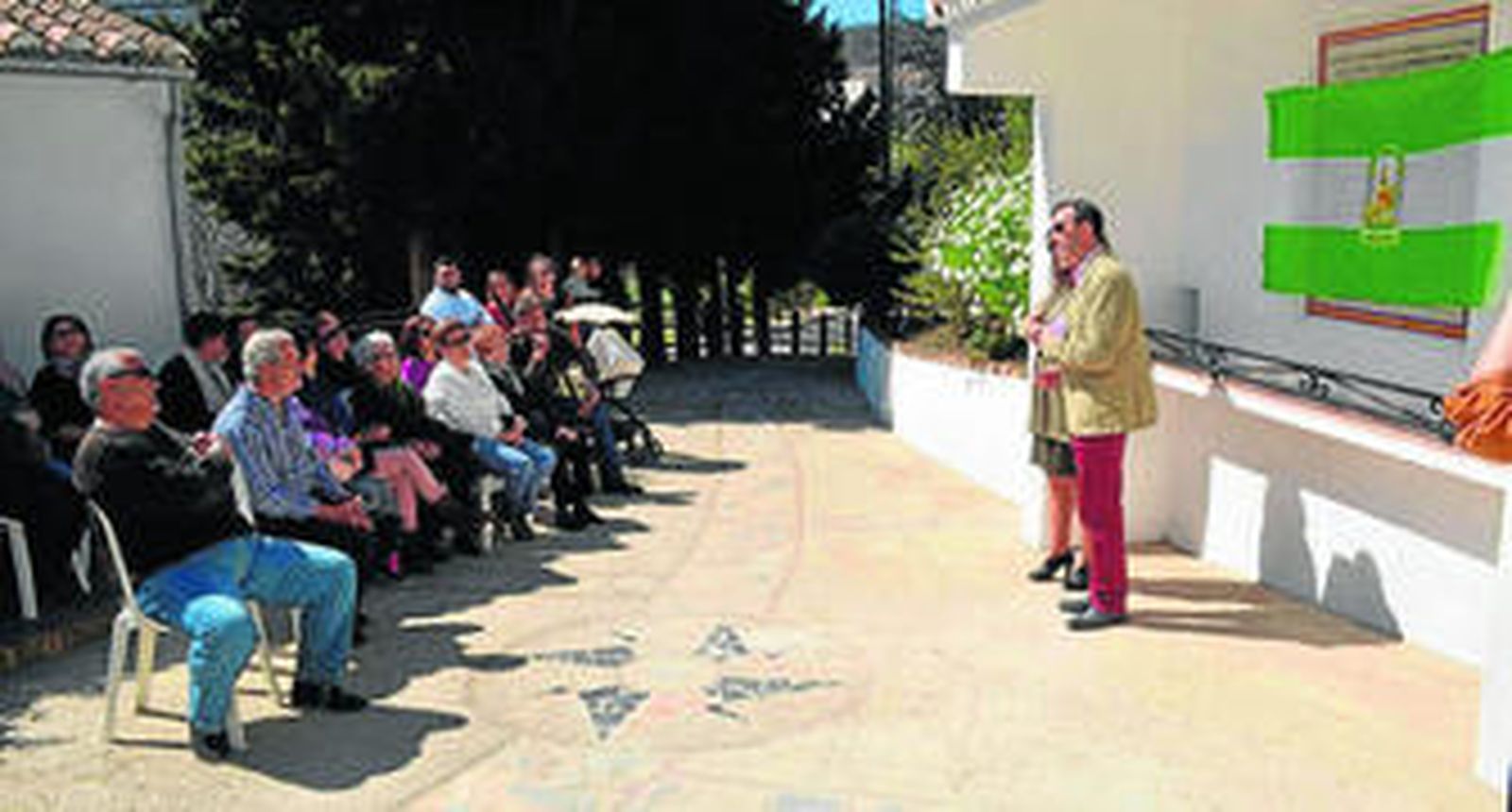 Un momento de la presentación de la nueva placa en el cementerio de Jubrique.