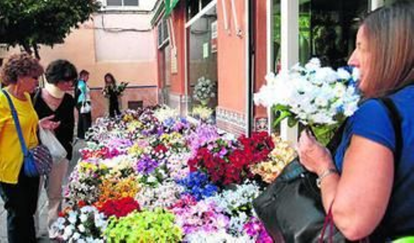 Algunos puestos de venta de flores para el cementerio ya están instalados.