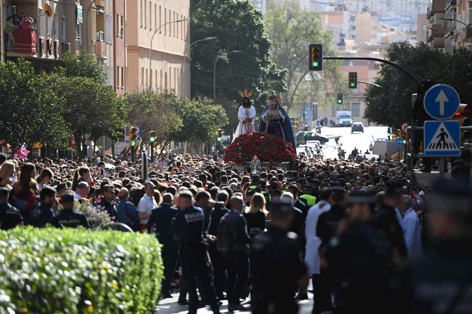 La misa del alba y el traslado del Cautivo, en fotos