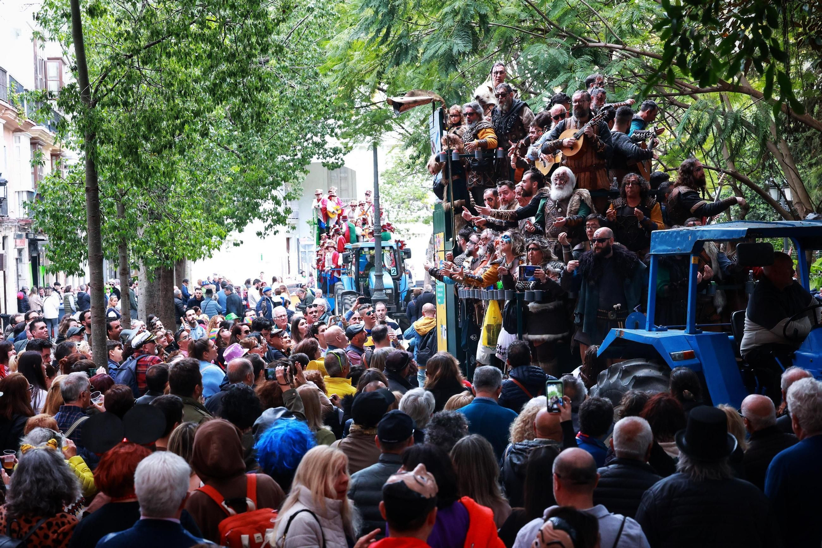 Las mejores imágenes del primer domingo del Carnaval de Cádiz