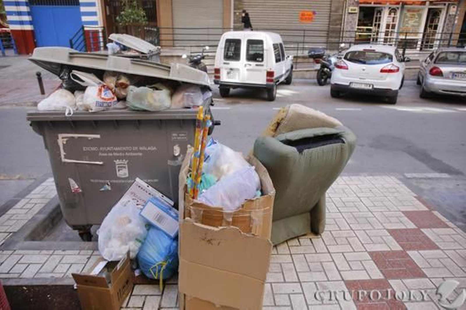 Imágenes de la huelga de basura de Limasa en diferentes distritos