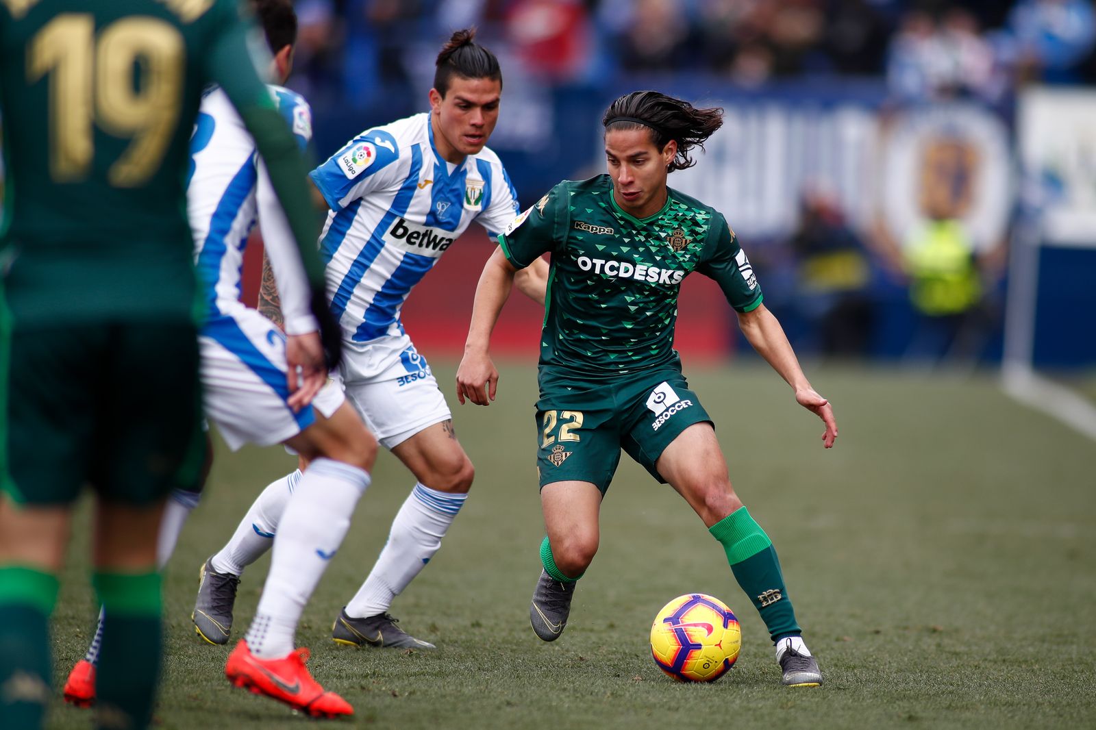 Lainez trata de llevarse el balón ante la presión de los jugadores del Leganés.
