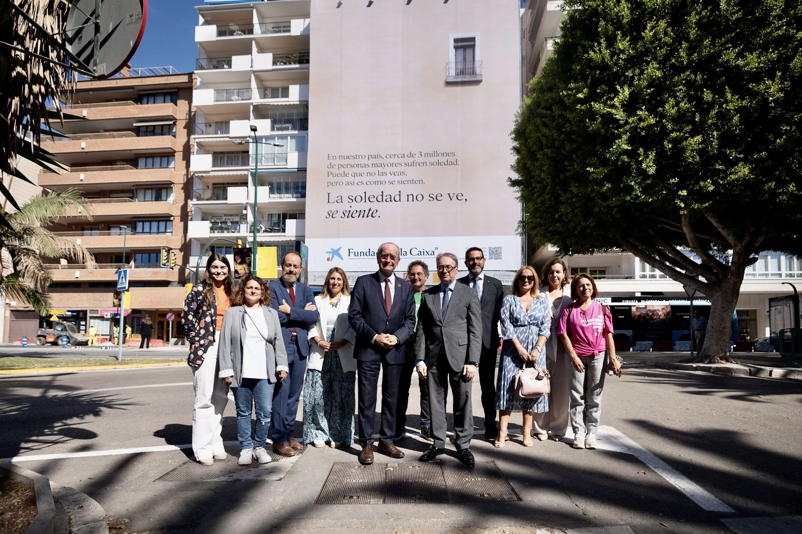 De la Torre y Simón (centro) posan con el cartel que servirá para visibilizar la soledad de los mayores en Málaga.
