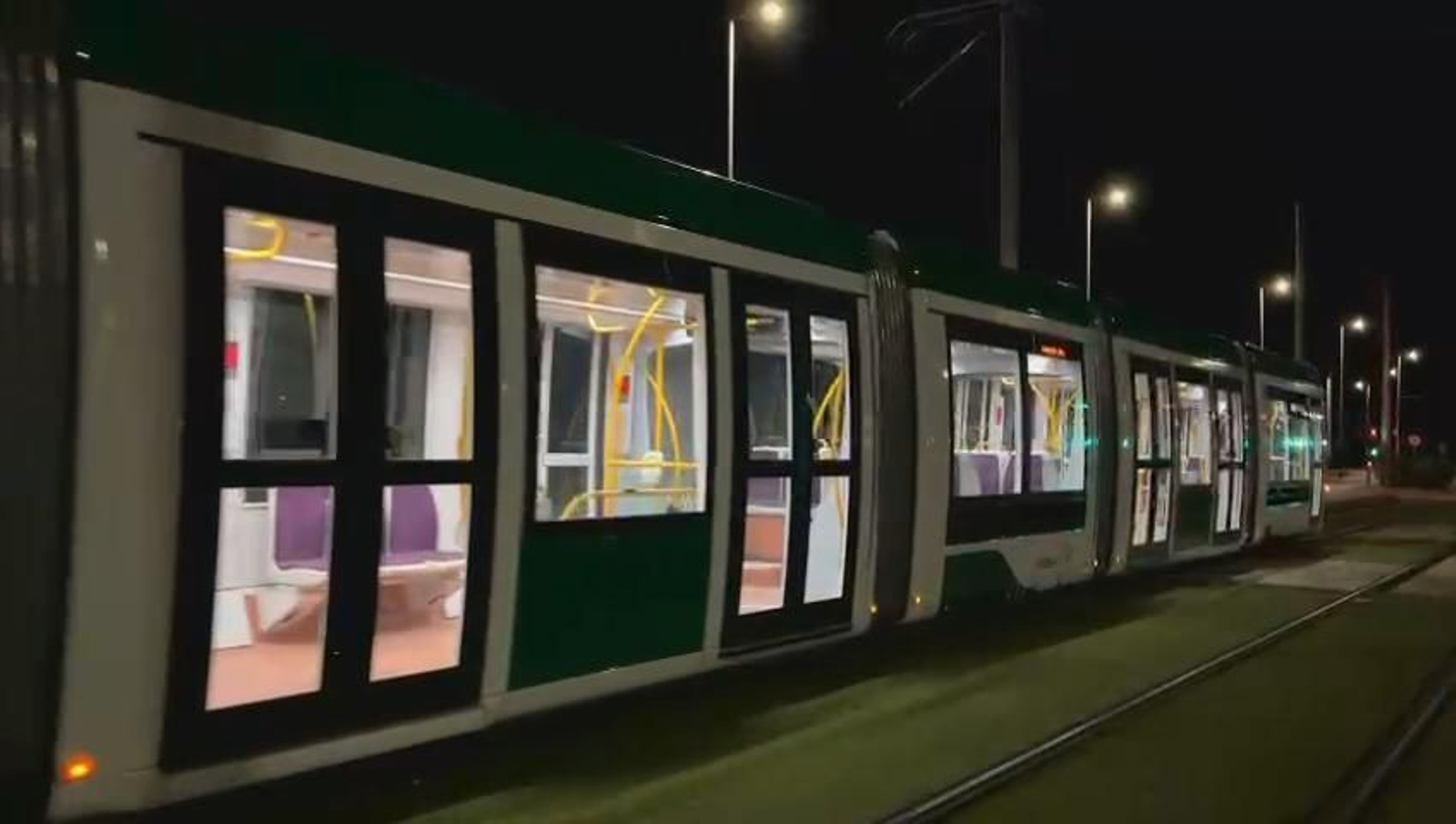 El tranvía de Jaén vuelve a salir a las calles de Jaén en pruebas