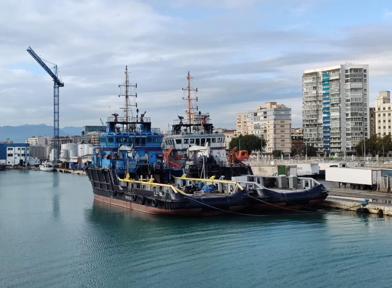 Remolcadores ‘Sea Merlin’ y ‘Sea Macaw’ parados en el muelle número cuatro.