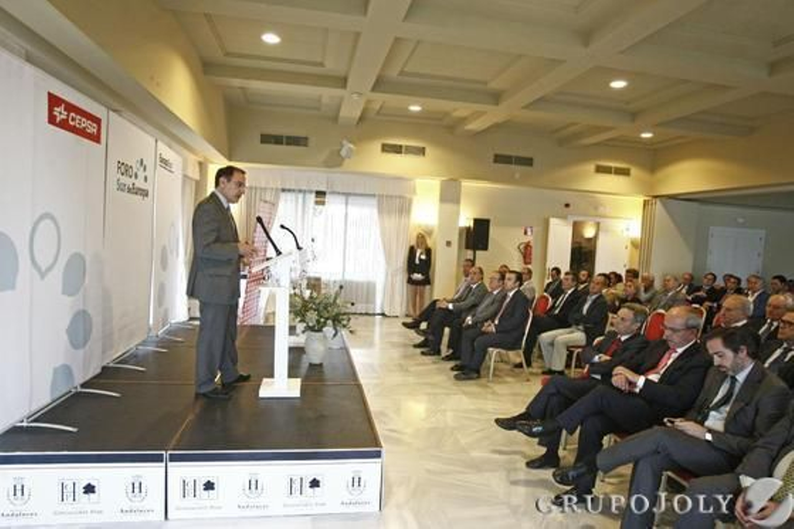 El presidente de la CEA, Javier González de Lara y Sarria, durante su intervención junto al director de 'Europa Sur', Alberto Grimaldi, anoche en Los Barrios. 

Foto: Erasmo Fenoy