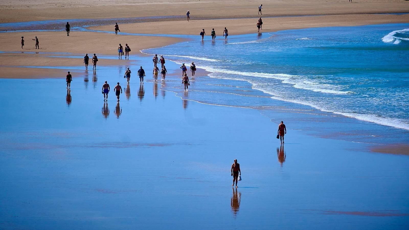 Usuarios de la playa de Santa María del Mar a principios de esta semana.