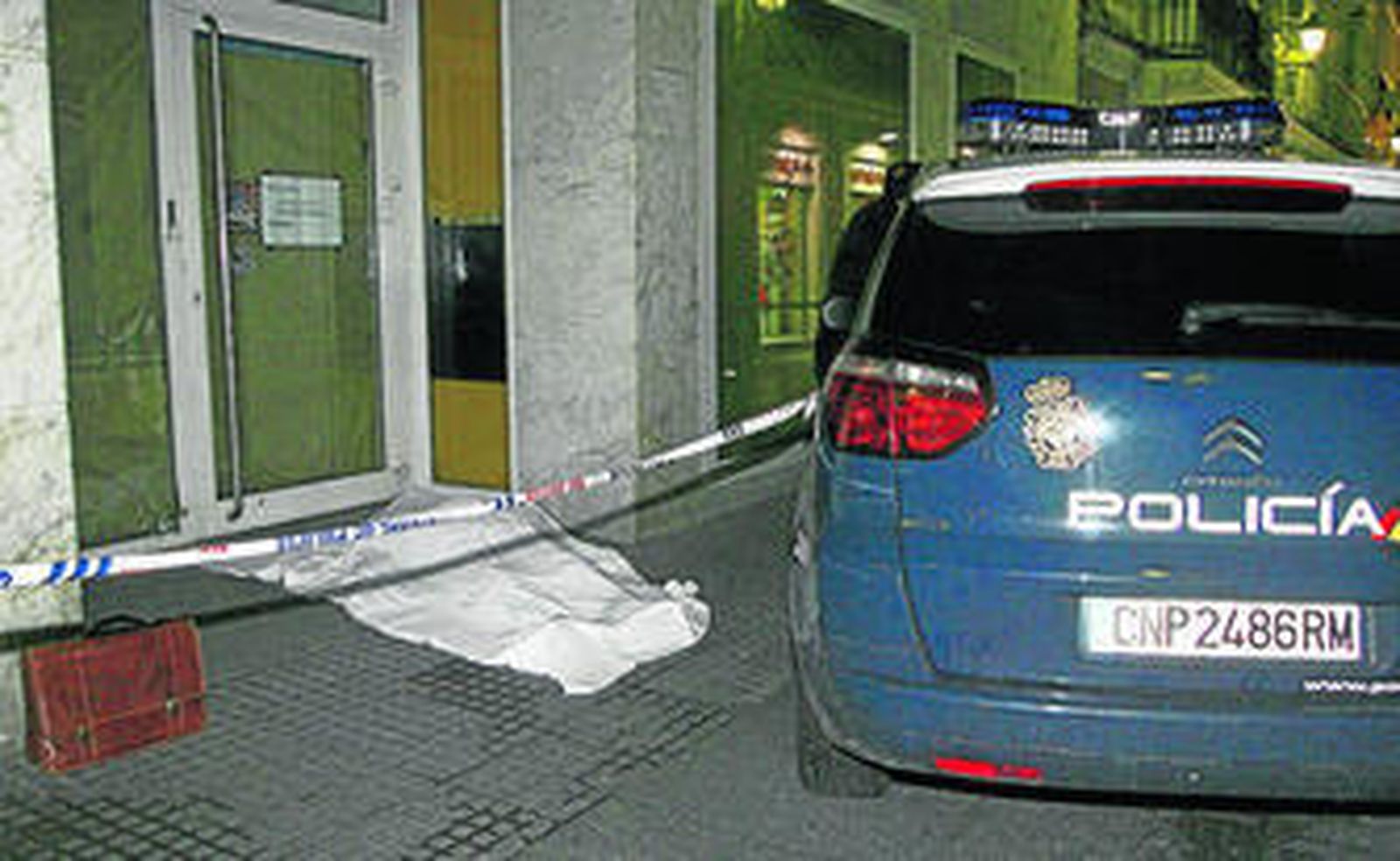 El cuerpo sin vida de Antonio 'El Portugués', cubierto por una sábana, antes de su levantamiento.