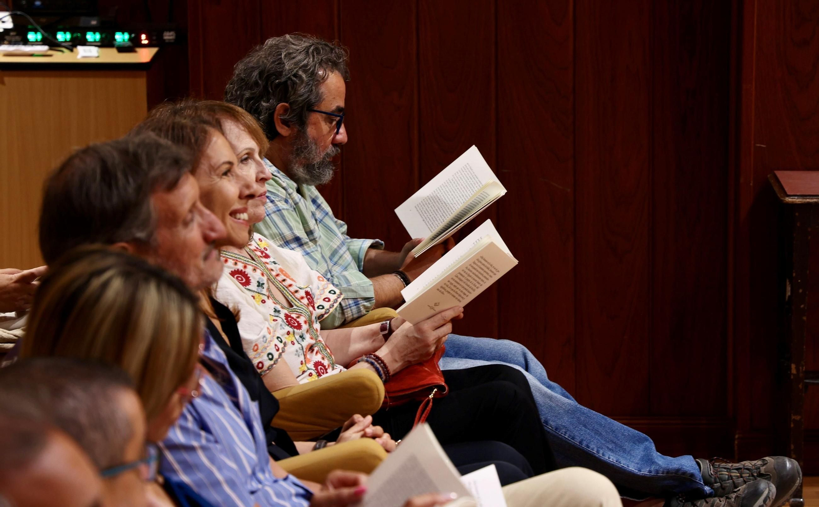 Teresa Merino, viuda de Antonio Rivero Taravillo, en el centro, escucha el pregón.