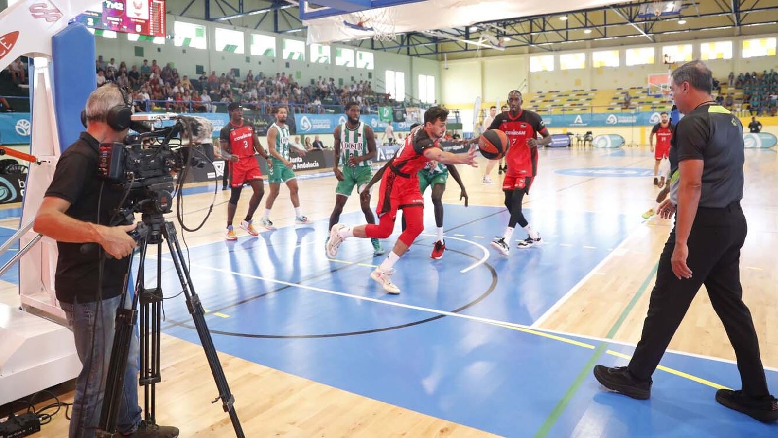 Las fotos de Real Betis - Fundación Granada en la Línea