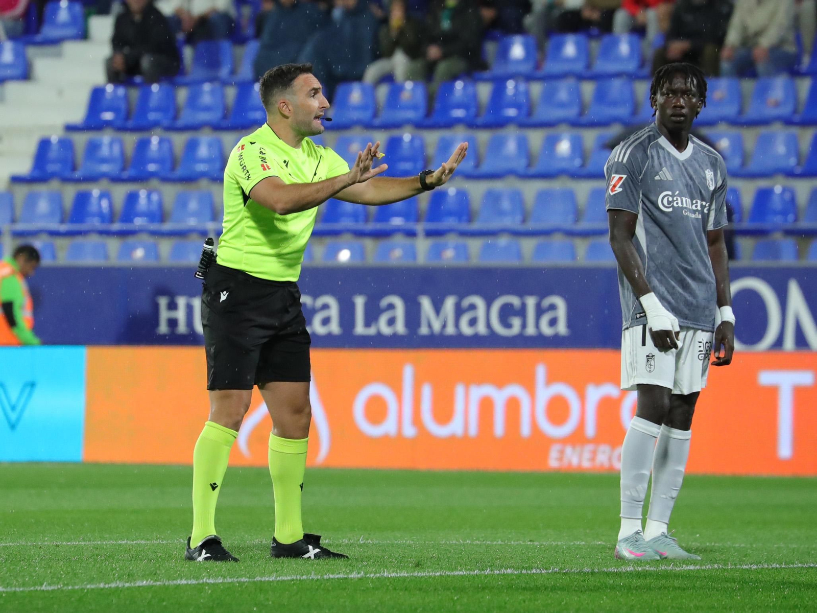 Actuación arbitral en un partido del Granada esta campaña
