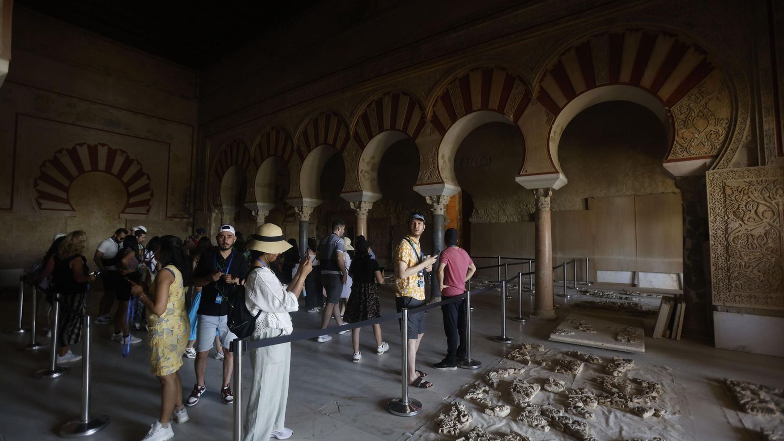 Turistas en el Salón Rico de Medina Azahara. Turistas en el Salón Rico de Medina Azahara.
