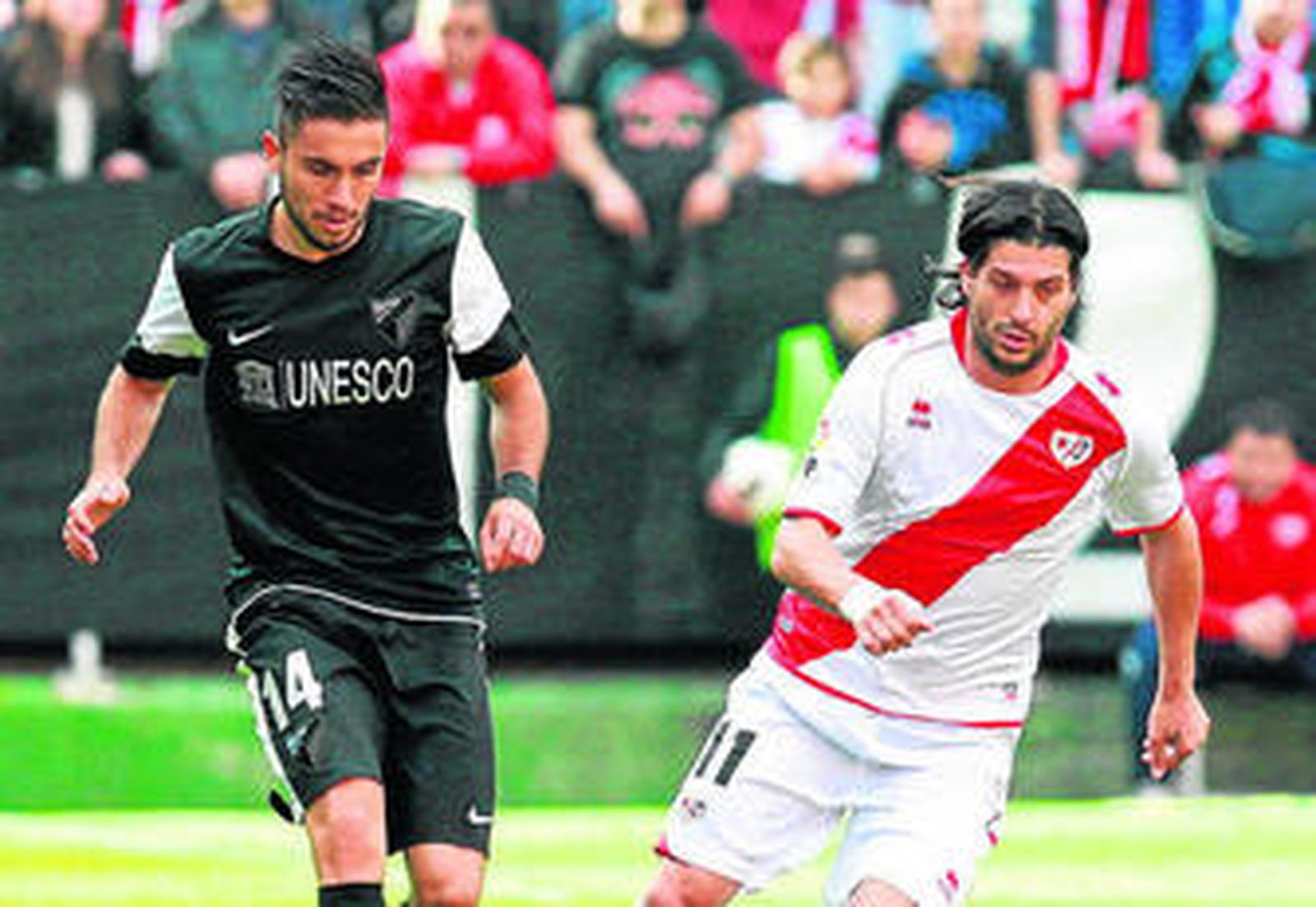 Morales pugna un balón con el Chori Domínguez.