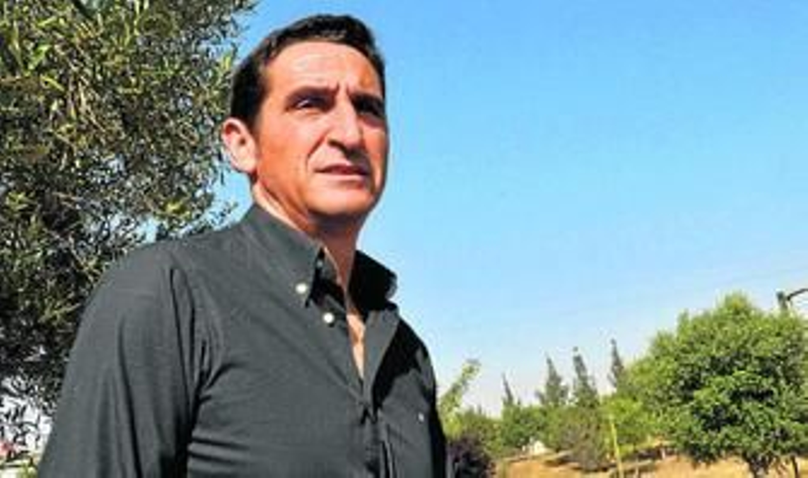 Manuel Jiménez posa en un parque muy cercano a su domicilio en Sevilla.