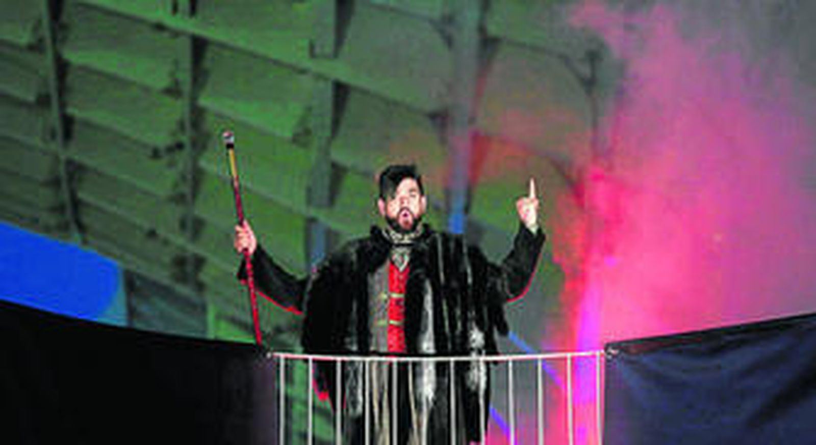 El cómico nazareno realizó una pequeña actuación ayer en las 'setas' como adelanto de su nueva gira.