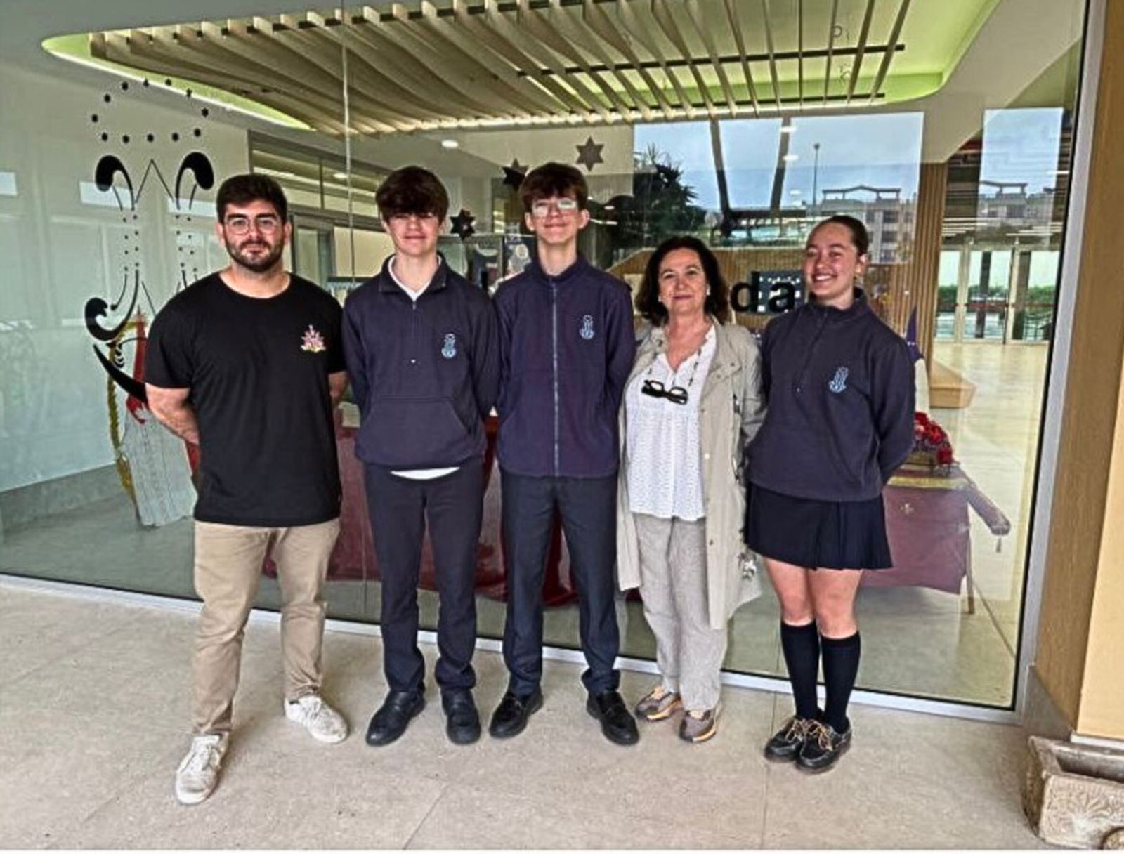 Los representantes del Colegio La Inmaculada junto a sus profesores.
