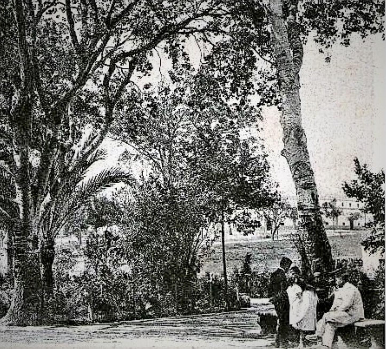 Soldados conversando con civiles y, al fondo, La Perseverancia.