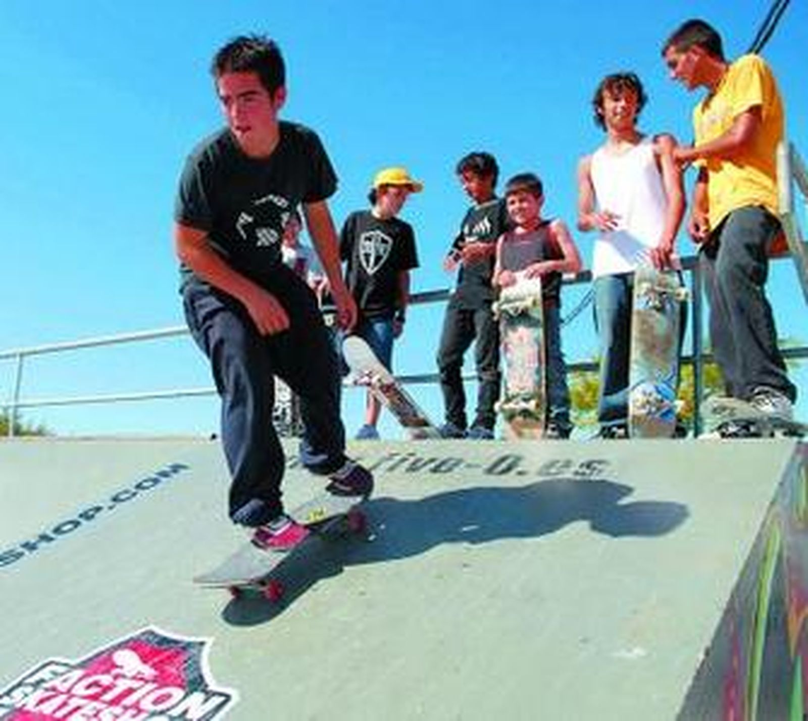 Los skaters locales preparan su campamento de verano