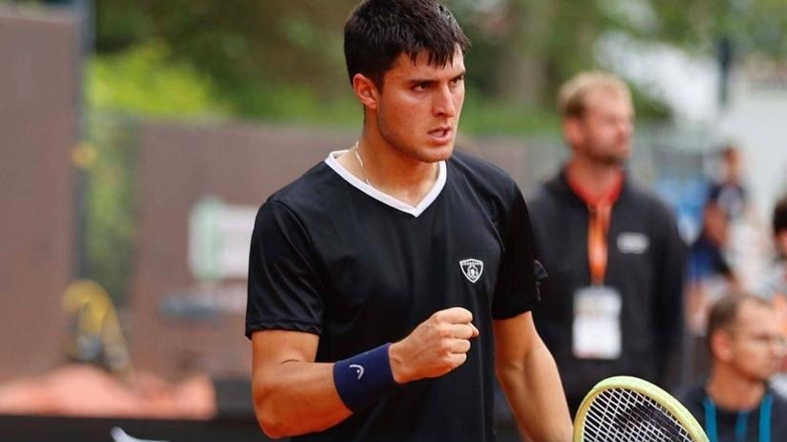 Pablo Llamas cierra el puño para celebrar uno de sus puntos.