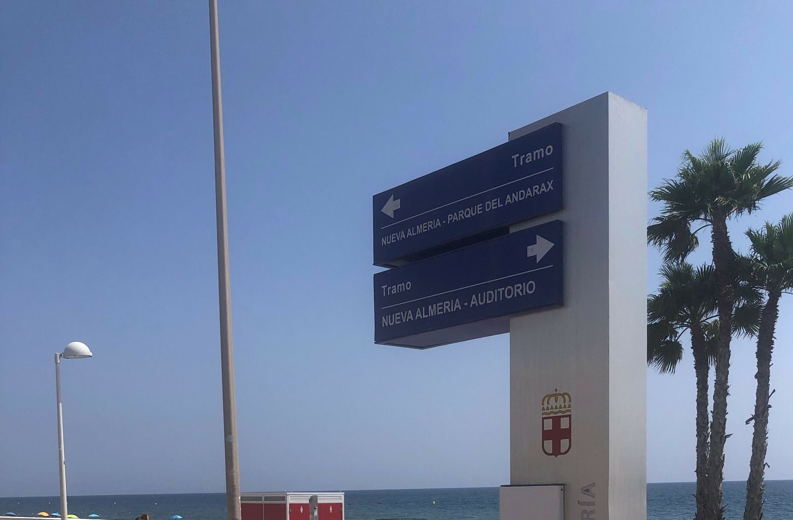 Señal de playas en el paseo marítimo