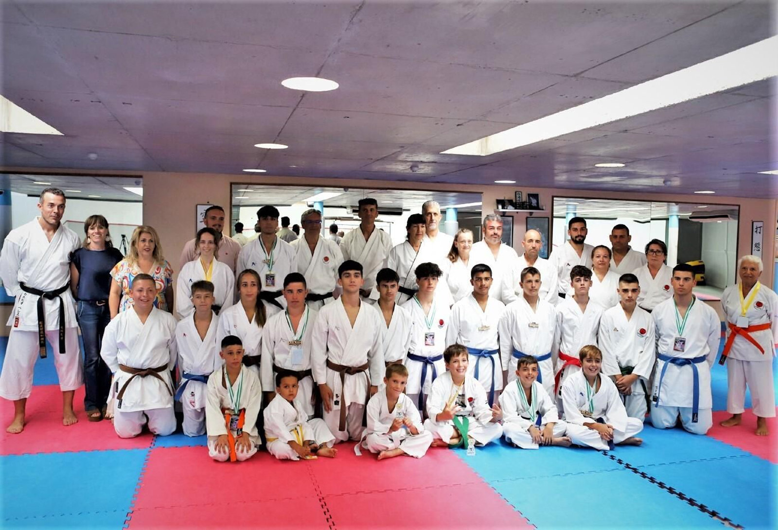 Los integrantes del Club Dakentai posan con la alcaldesa en el Palacio de Deportes. Los integrantes del Club Dakentai posan con la alcaldesa en el Palacio de Deportes.