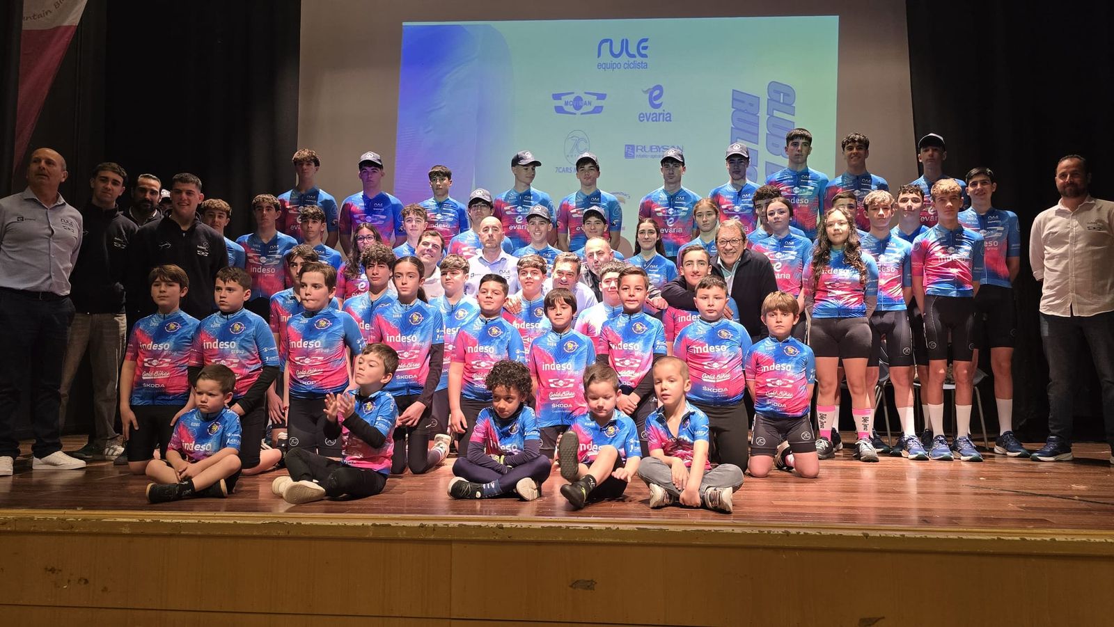 Imagen con los ciclistas del nuevo equipo jerezano,