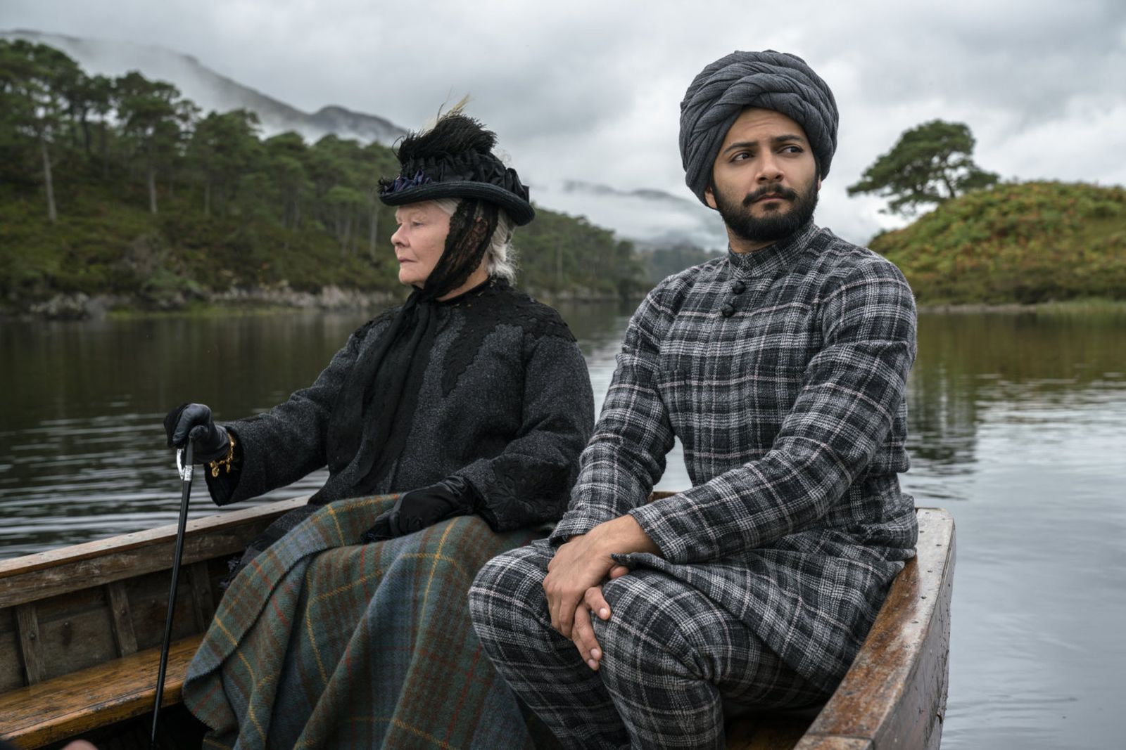 Judi Dench y Ali Fazal, en una escena de la película de Stephen Frears.