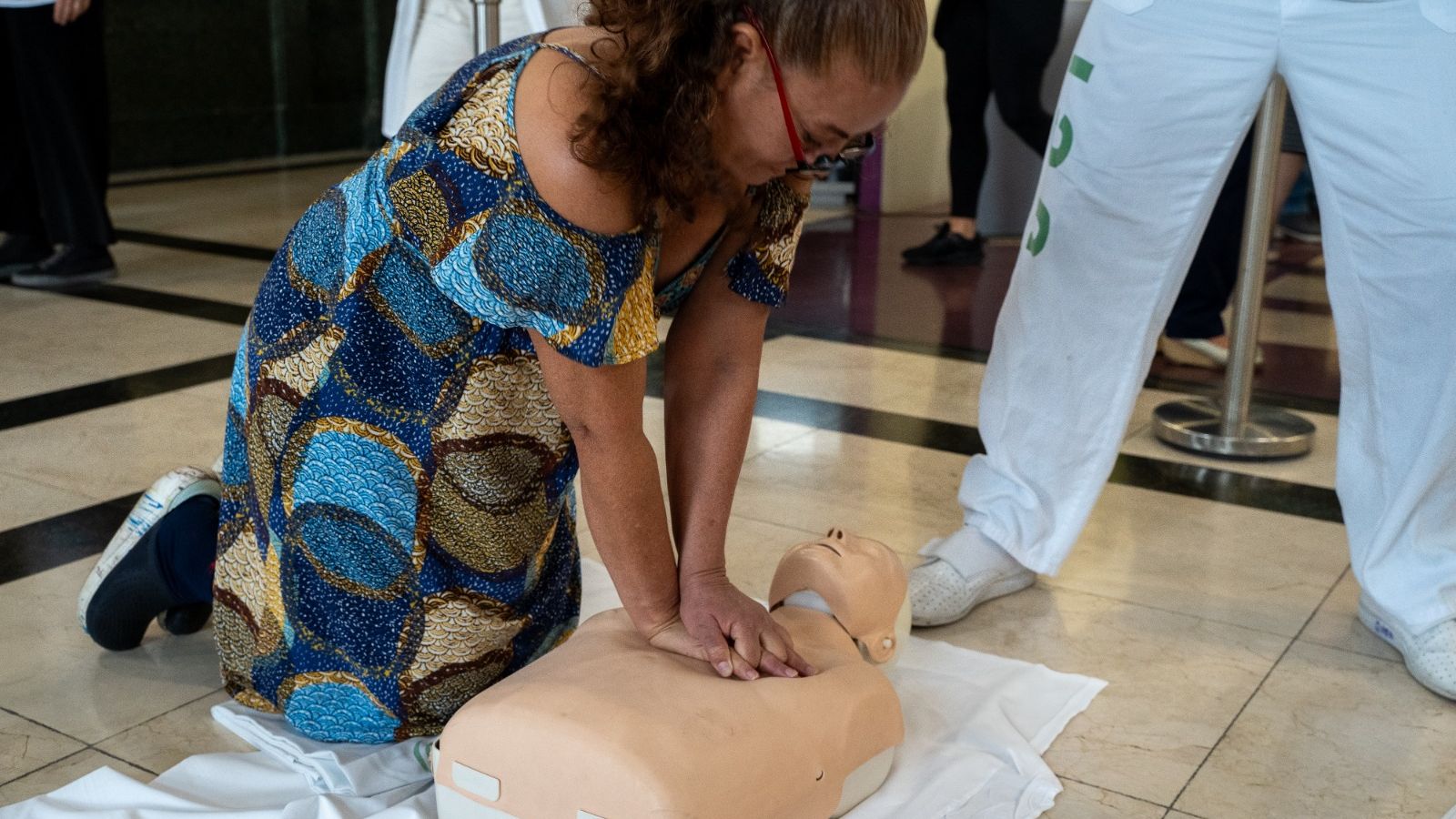 Una usuaria aprende a hacer la maniobra RCP en el Virgen de las Nieves