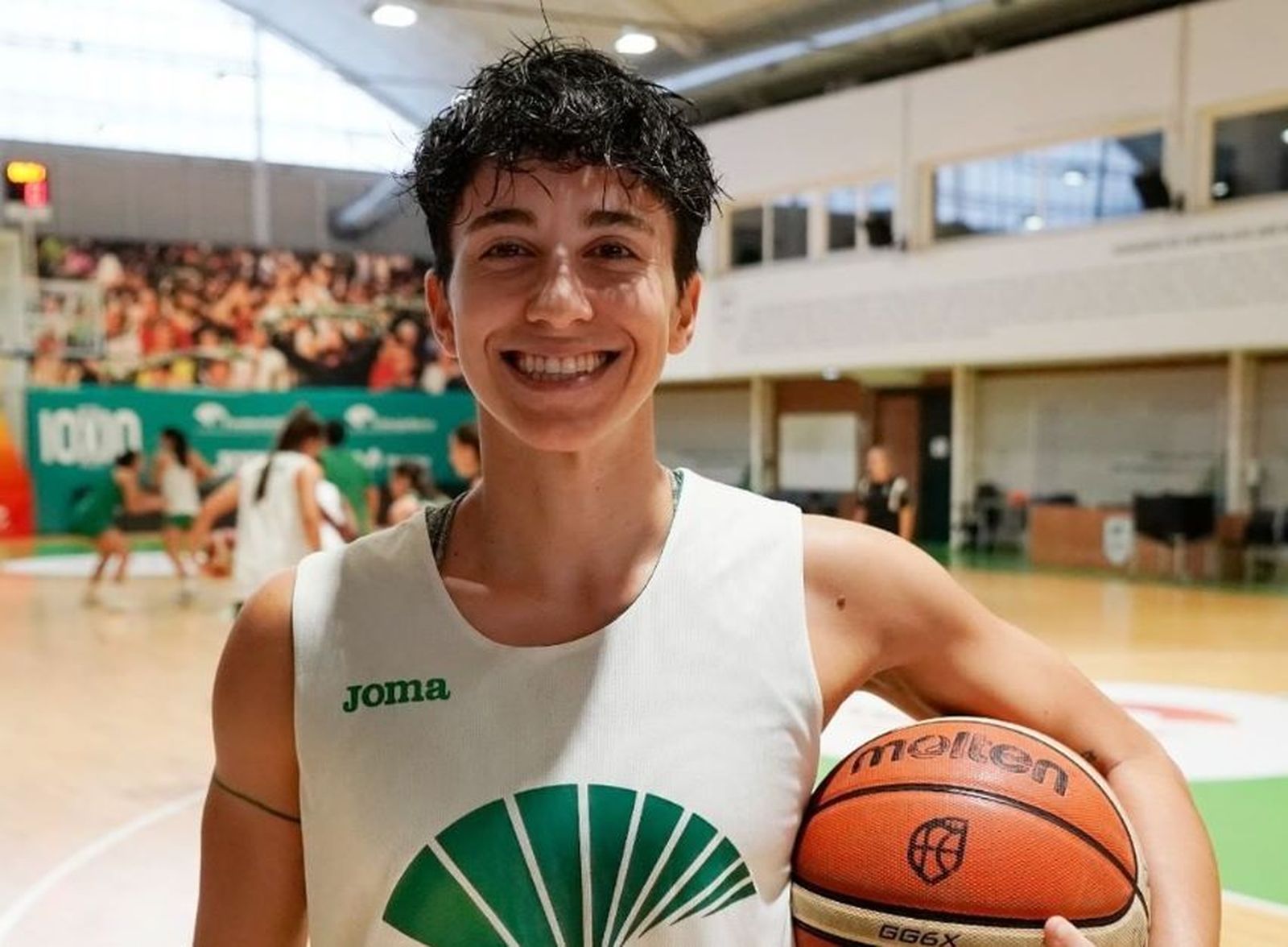 Salomé García posa con un balón en Los Guindos.
