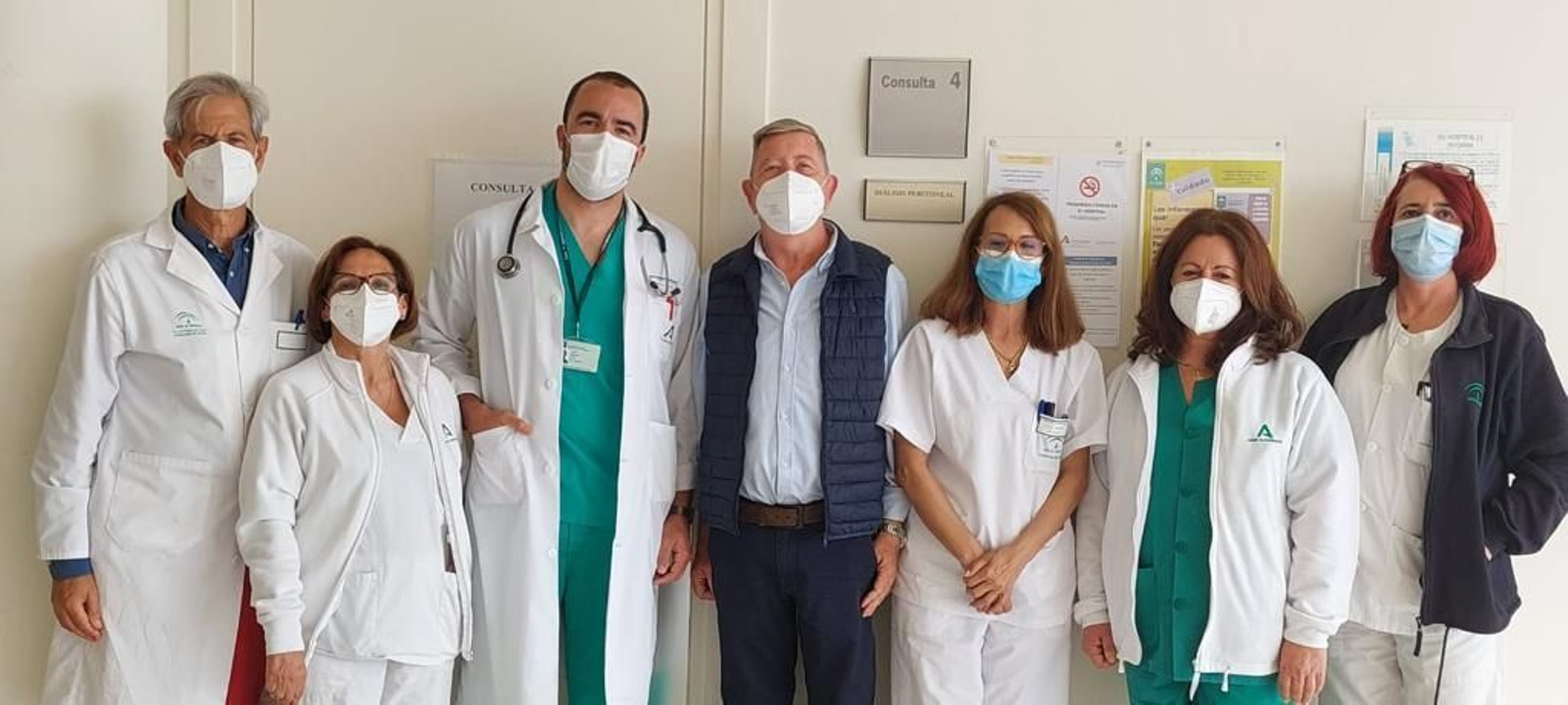 Equipo del Servicio de Nefrología del Hospital de Jerez con un paciente. Equipo del Servicio de Nefrología del Hospital de Jerez con un paciente.