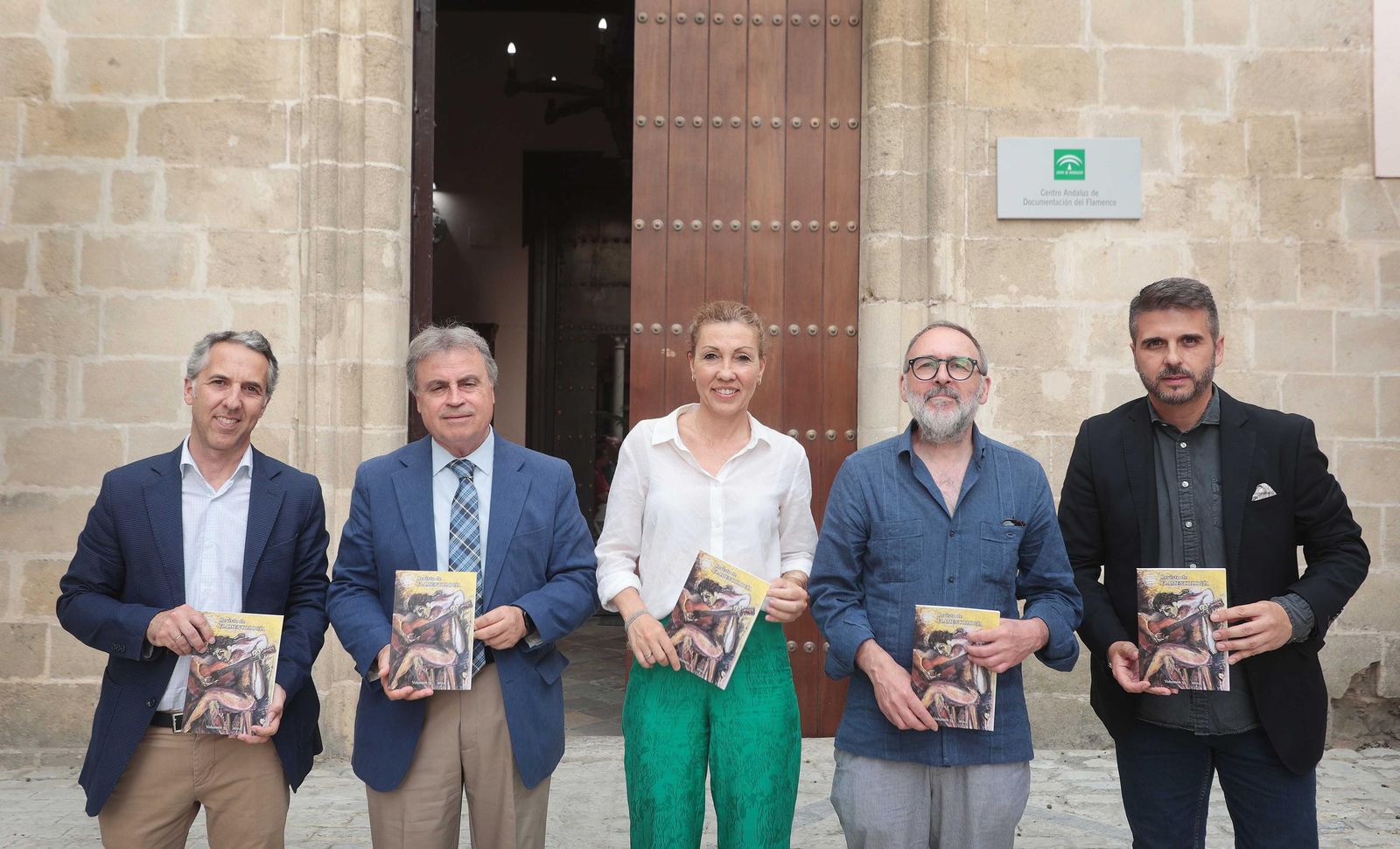 Fran Pereira, Antonio Real, Tania Barcelona, Manuel Naranjo y Javier Ibáñez, posando con la Revista.