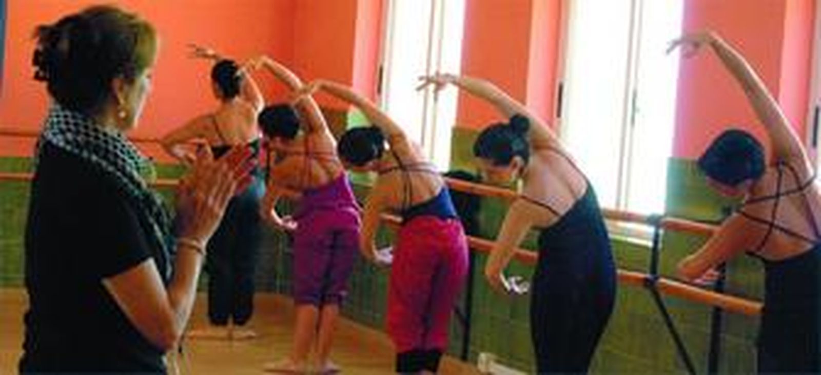 Un grupo de bailarinas calienta en la barra para la prueba de danza clásica, siguiendo las indicaciones de Anael Martín.
