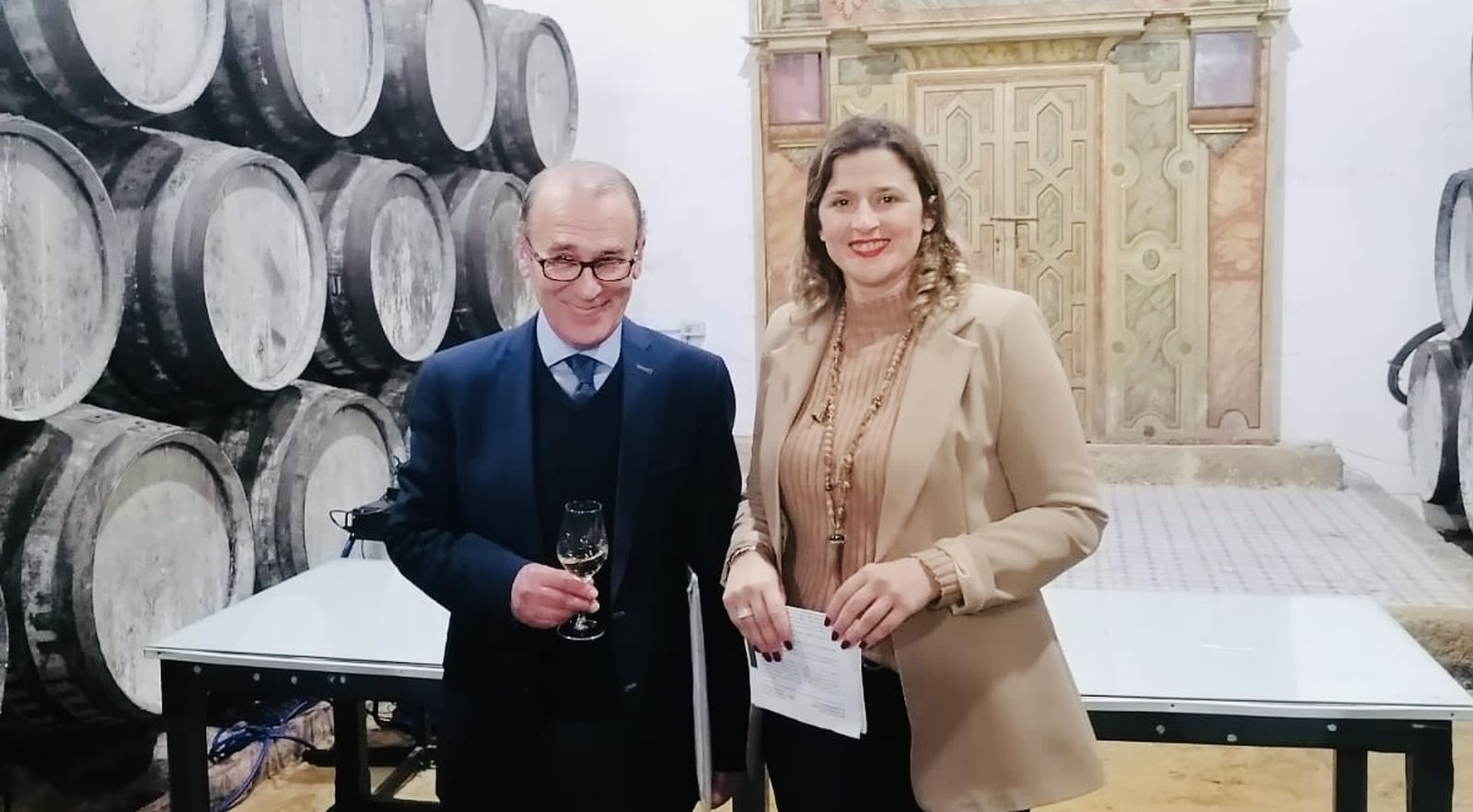 La alcaldable del PP, Carmen Pérez, con el enólogo José Carlos García Rodríguez, redactor del proyecto.