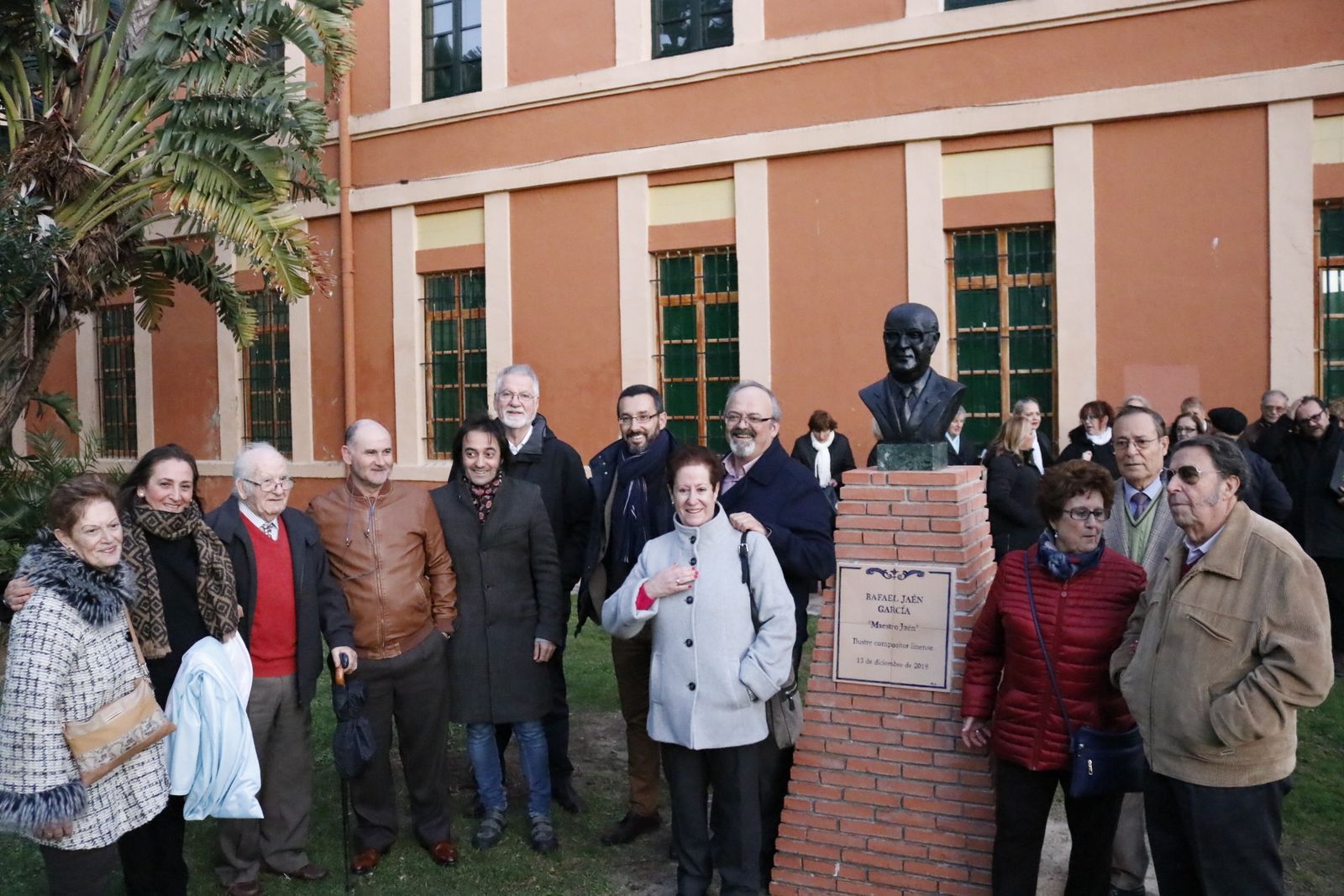Familiares y amigos del Maestro Jaén, junto al busto