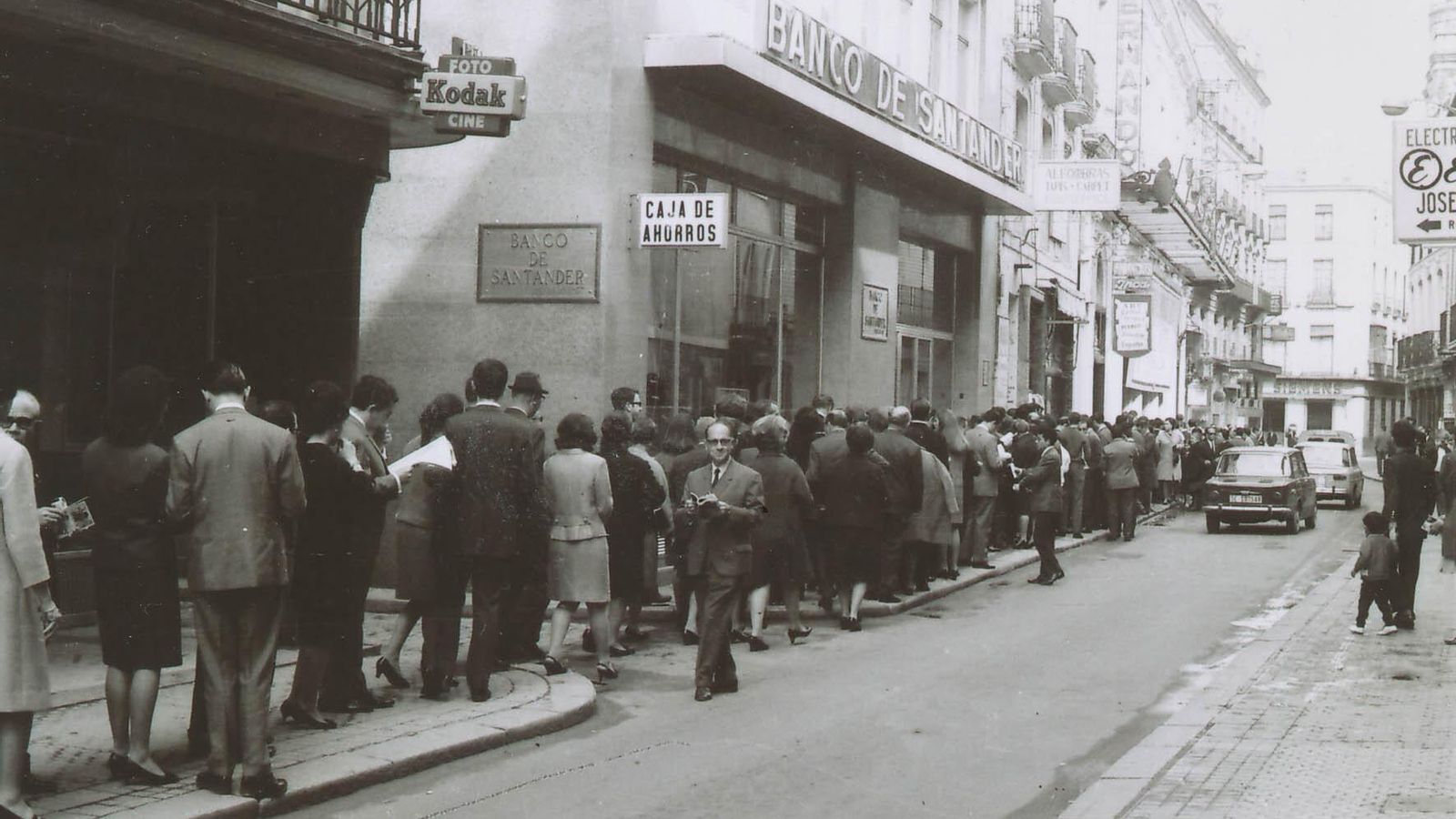 El público hace cola para entrar al Pregón de Semana Santa de 1968 de Juan Delgado Alba. El público hace cola para entrar al Pregón de Semana Santa de 1968 de Juan Delgado Alba.
