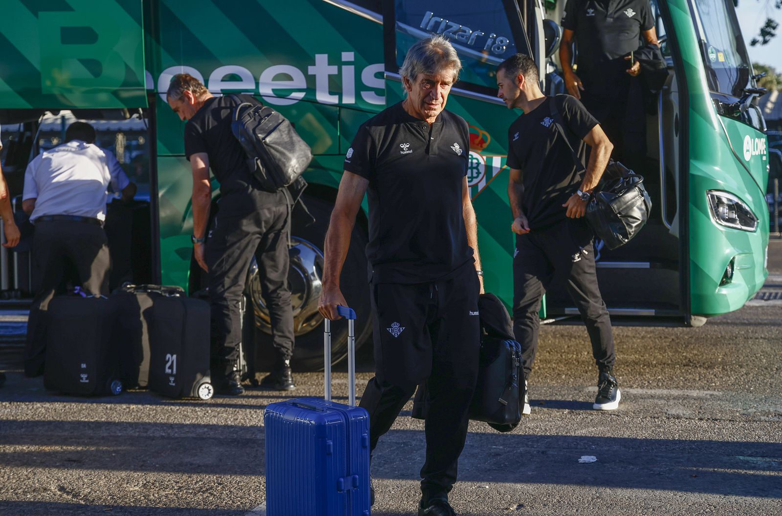Manuel Pellegrini, a la llegada de la expedición bética al aeropuerto de Sevilla.