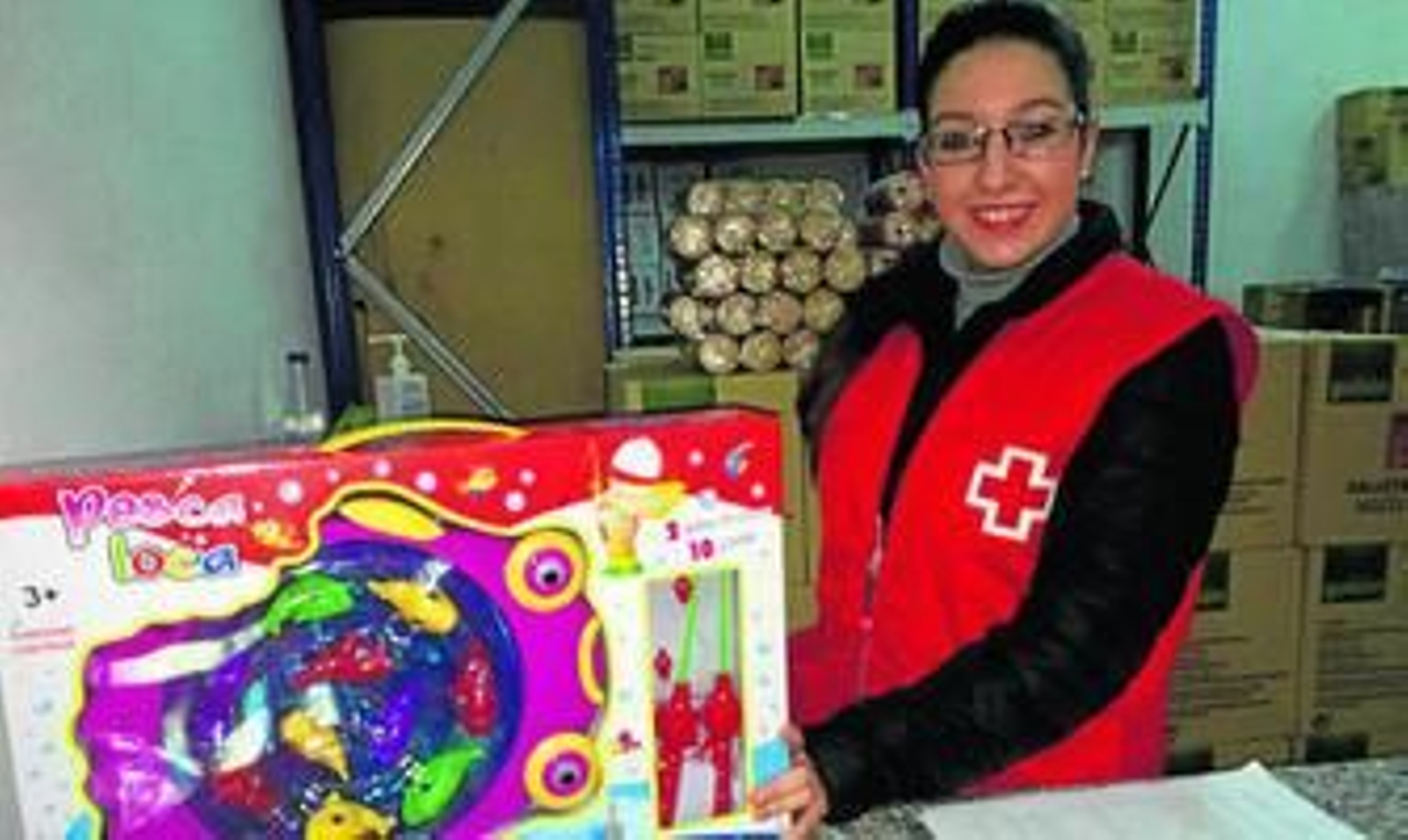 Una voluntaria de Cruz Roja con uno de los juguetes donados.
