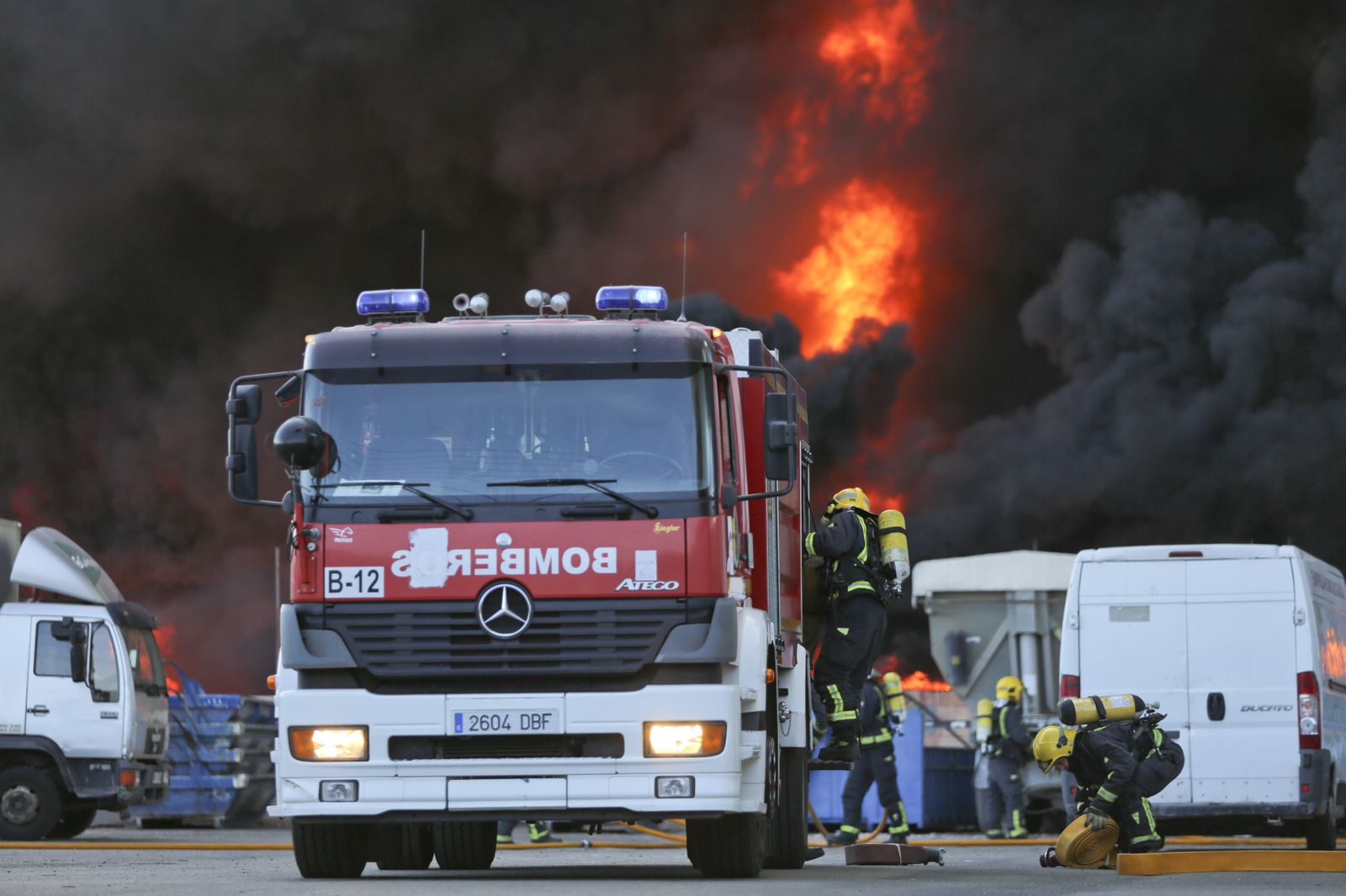El incendio en el polígono Guadalhorce de Málaga, en fotos