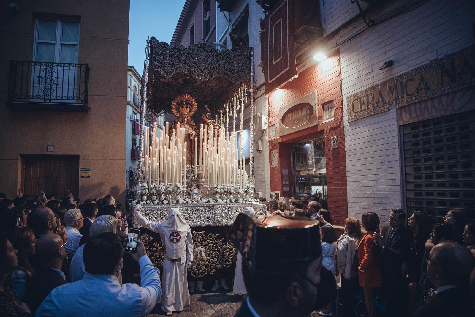 El paso de palio de María Santísima de la Amargura en la calle Feria