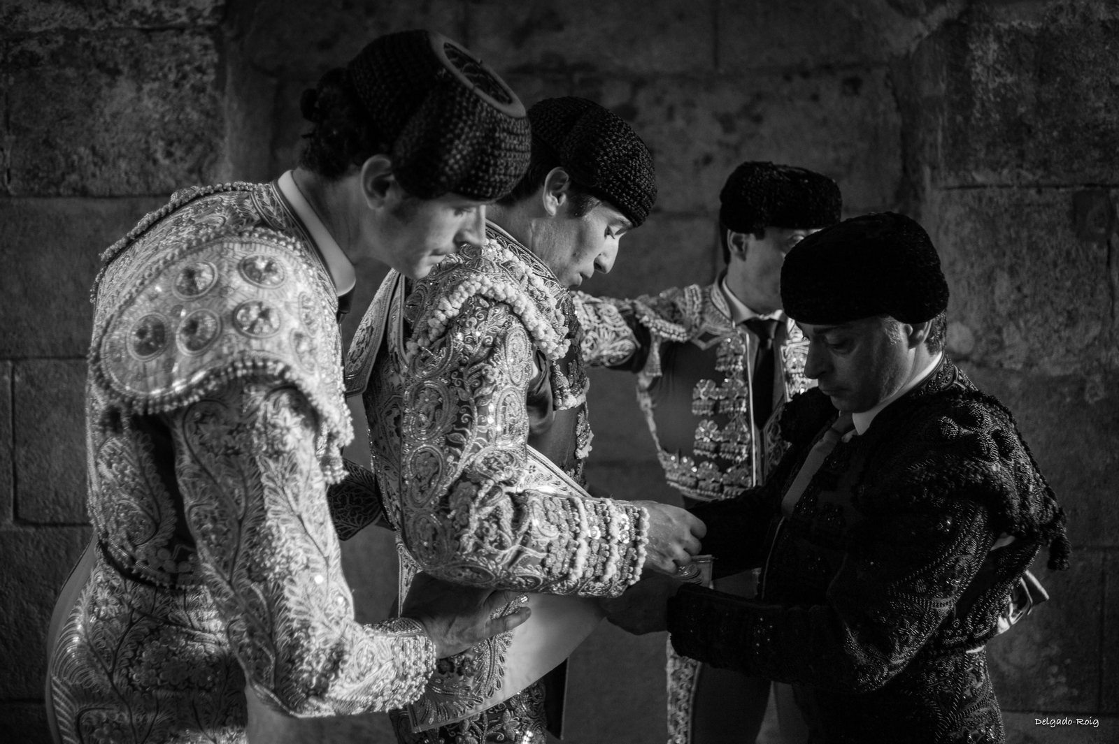 Los banderilleros ayudan al torero a liarse el capote de paseo.