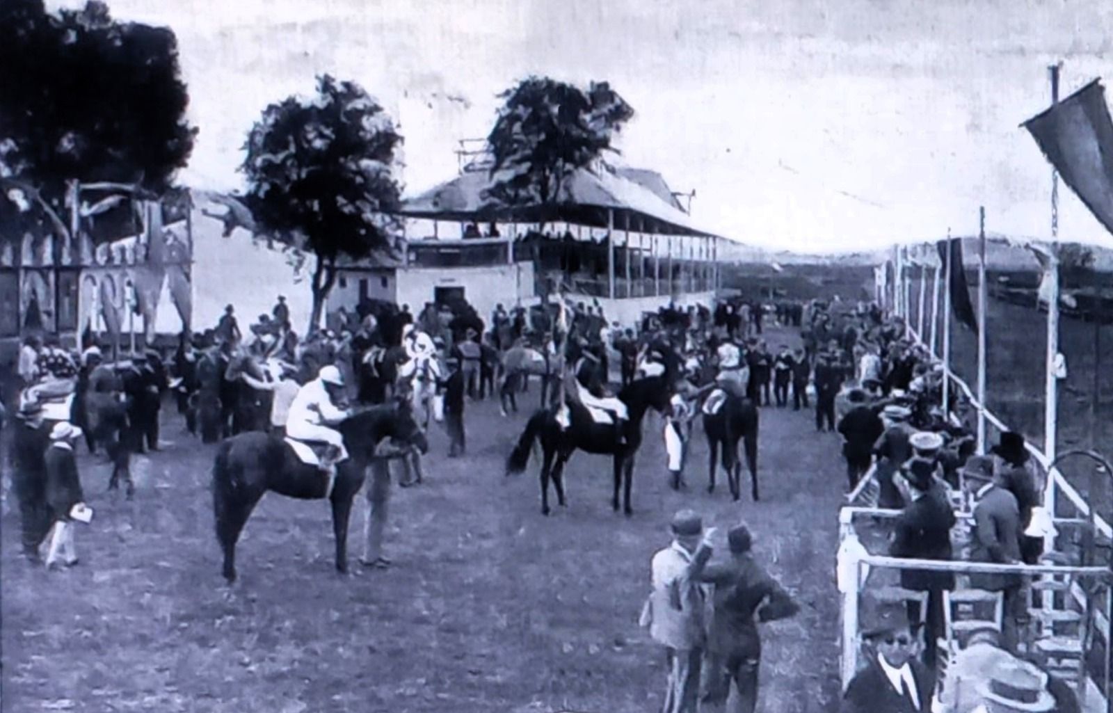 El primer campo de fútbol de Jerez se estableció junto al Hipódromo de Caulina.