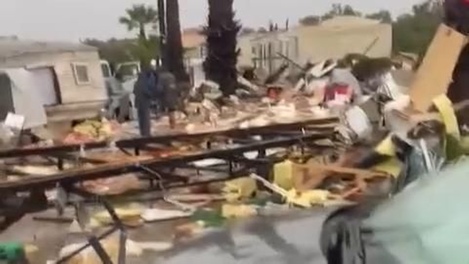 Destrozos en un camping de Albufeira después de que un tornado lo haya arrasado