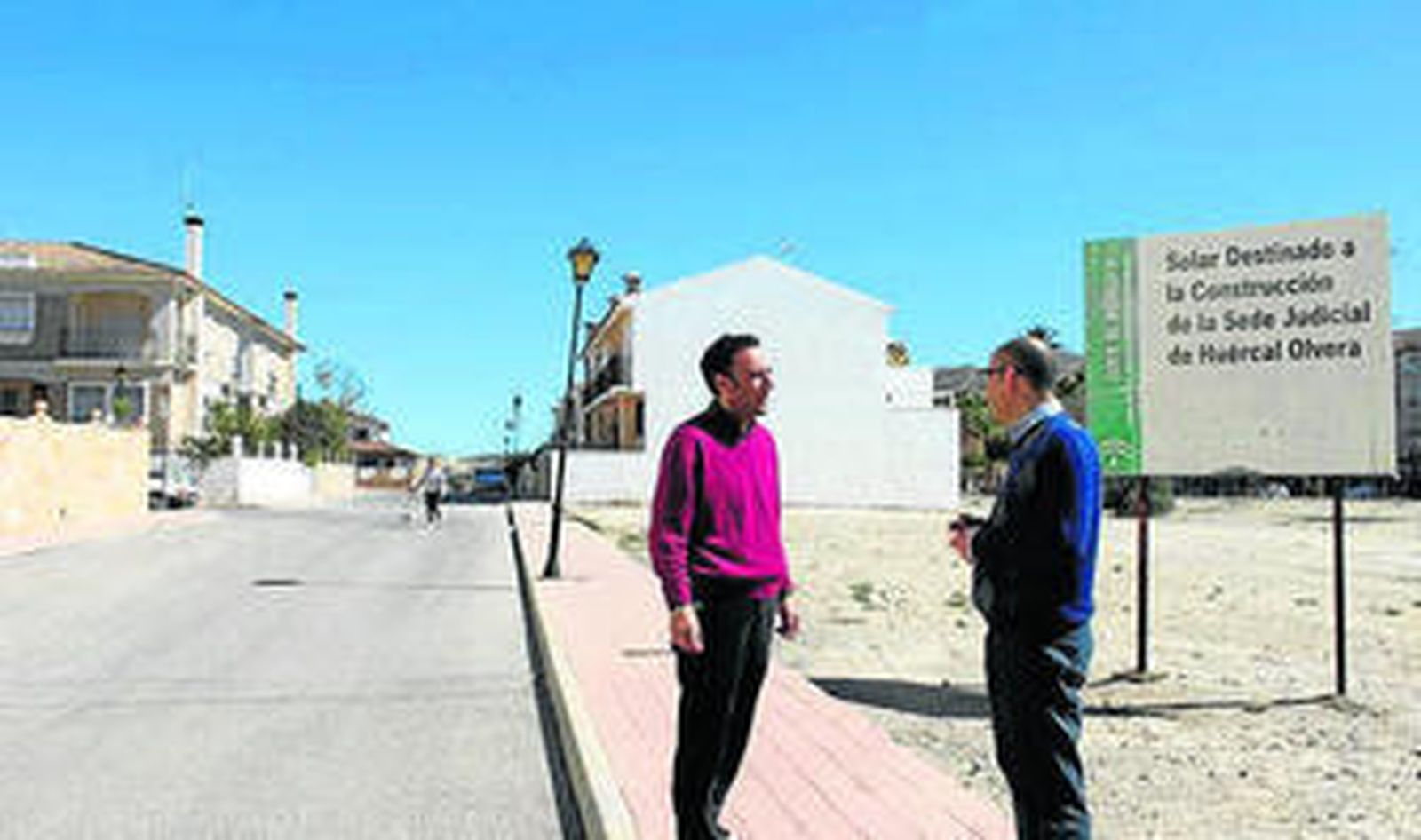 Alonso Mena y Domingo Fernández en el barrio de la Noria del Pino.