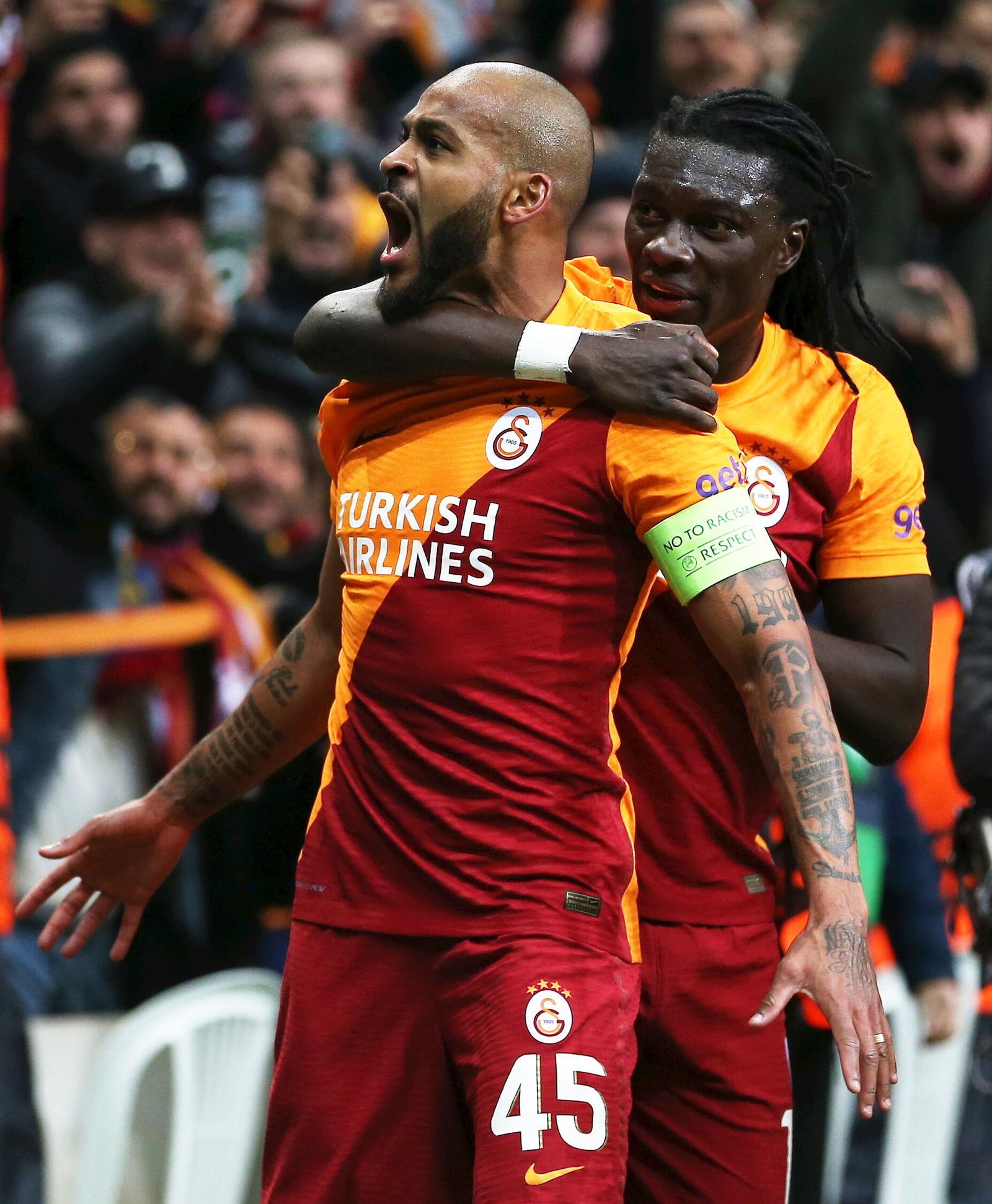 Marcao celebra con Gomis su gol al Barcelona en la pasada Europa League.