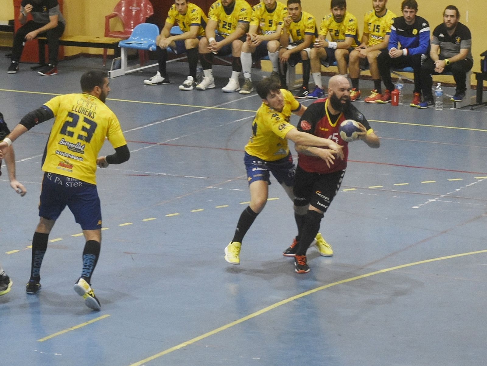 El pivote del Cajasur Filipe Martins se dispone a lanzar en seis metros ante el Villa de Aranda.