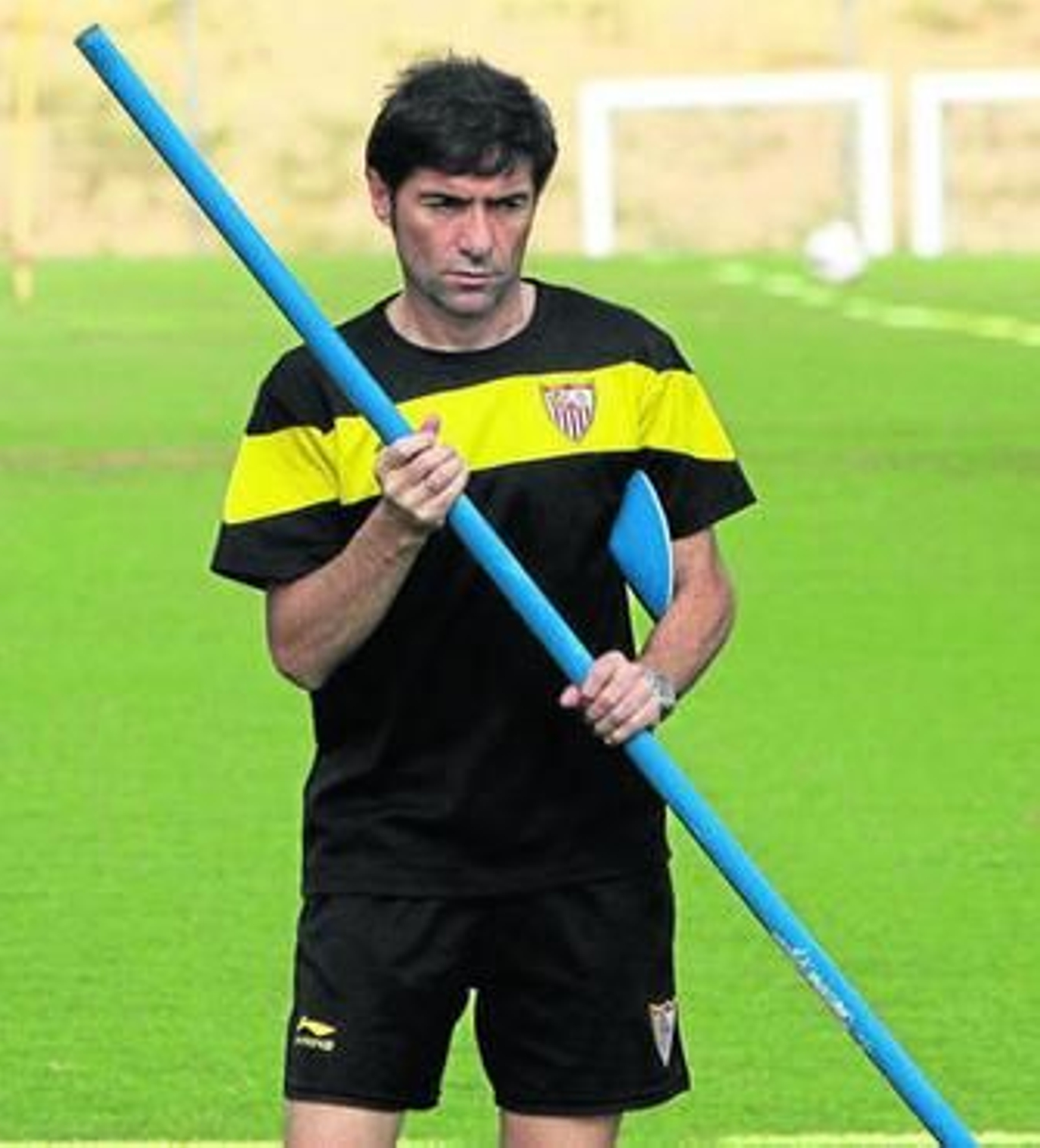 Marcelino, serio y pensativo, agarra con fuerza una pica durante un entrenamiento.