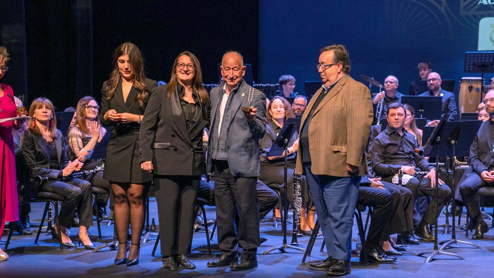 Gabriel Amat junto a Amalia López y José Juan Rubí recibió un recuerdo.