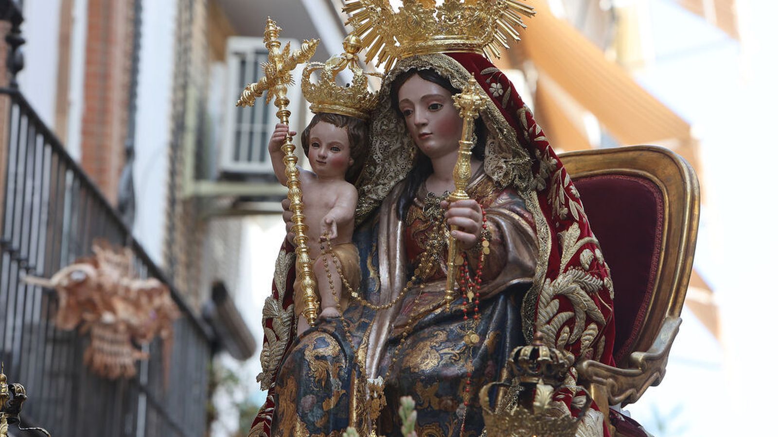 La Virgen del Rosario de los Humeros durante su procesión