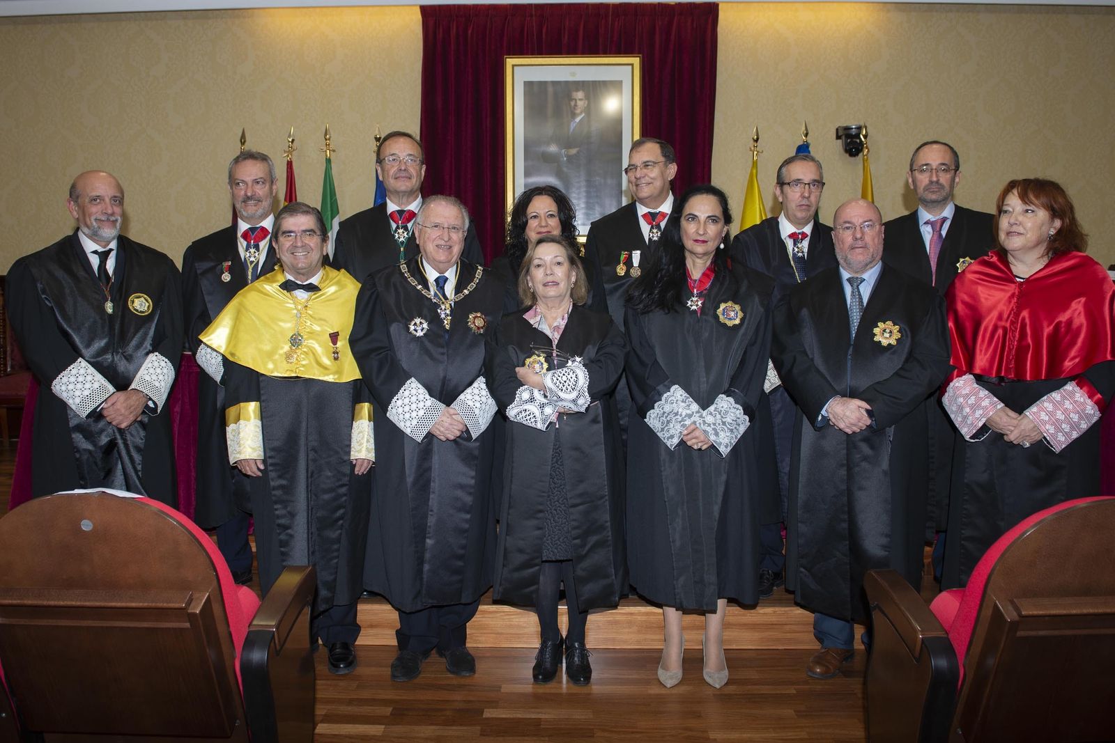 La presidencia del acto conmemorativo del Colegio de Graduados Sociales posa con los nuevos colegiados eméritos.